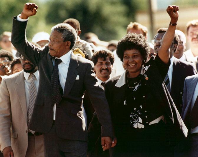 Un passo indietro nella storia. Ecco Nelson Mandela con la sua seconda moglie Winnie Madikizela, da cui poi divorzi:  l'11 febbraio 1990, la sua prigionia  appena finita. Ap